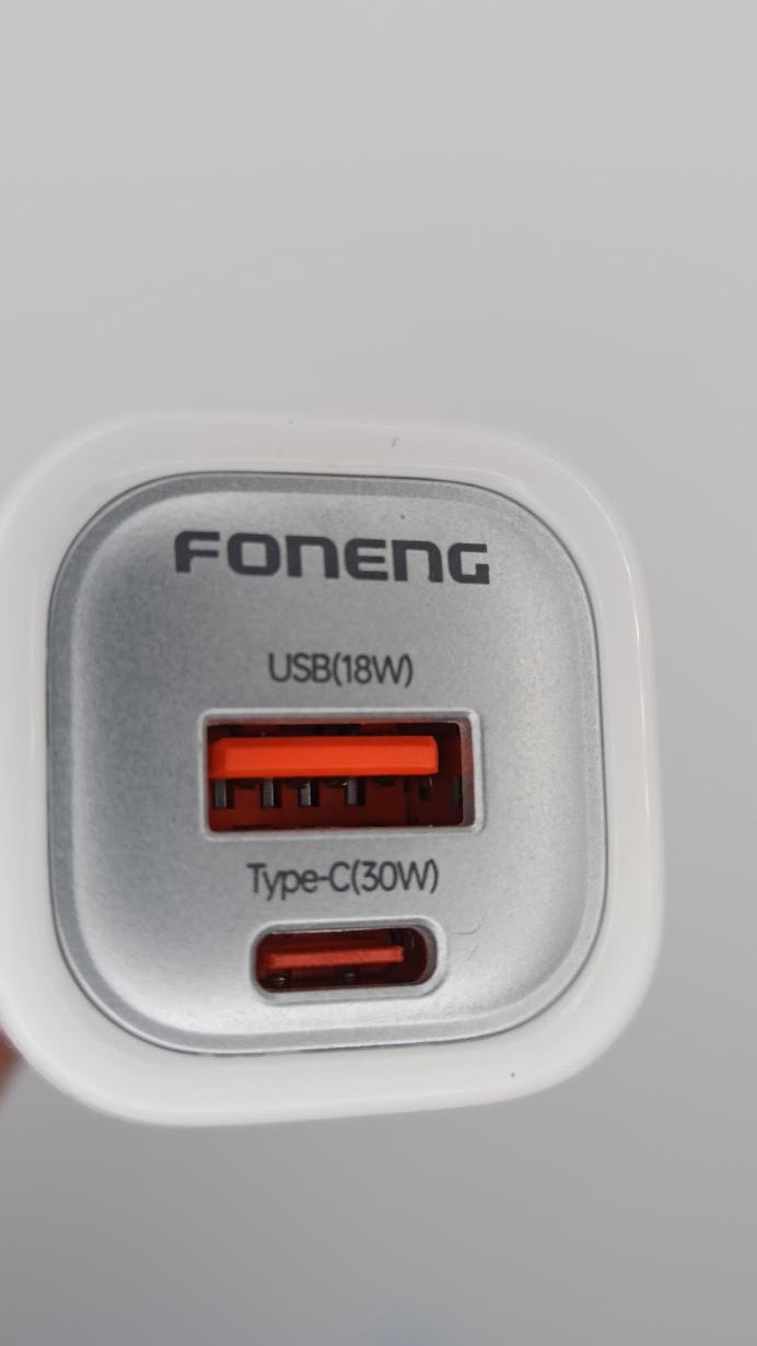 Chargeur mural Foneng 30 W GaN, 2 ports USB-A et USB-C.