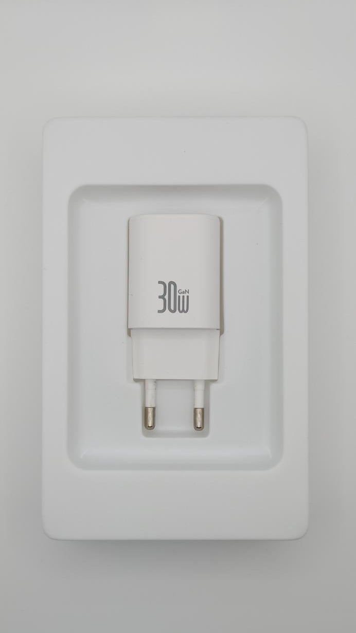 Chargeur mural Foneng 30 W GaN, 2 ports USB-A et USB-C.